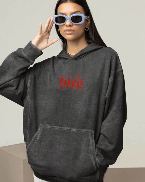 Bluza oversize z kapturem <br>Haft czerwone LOVE <br>Efekt sprania